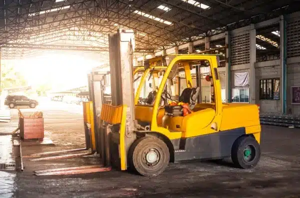how to operate a forklift featured image of a forklift being operated